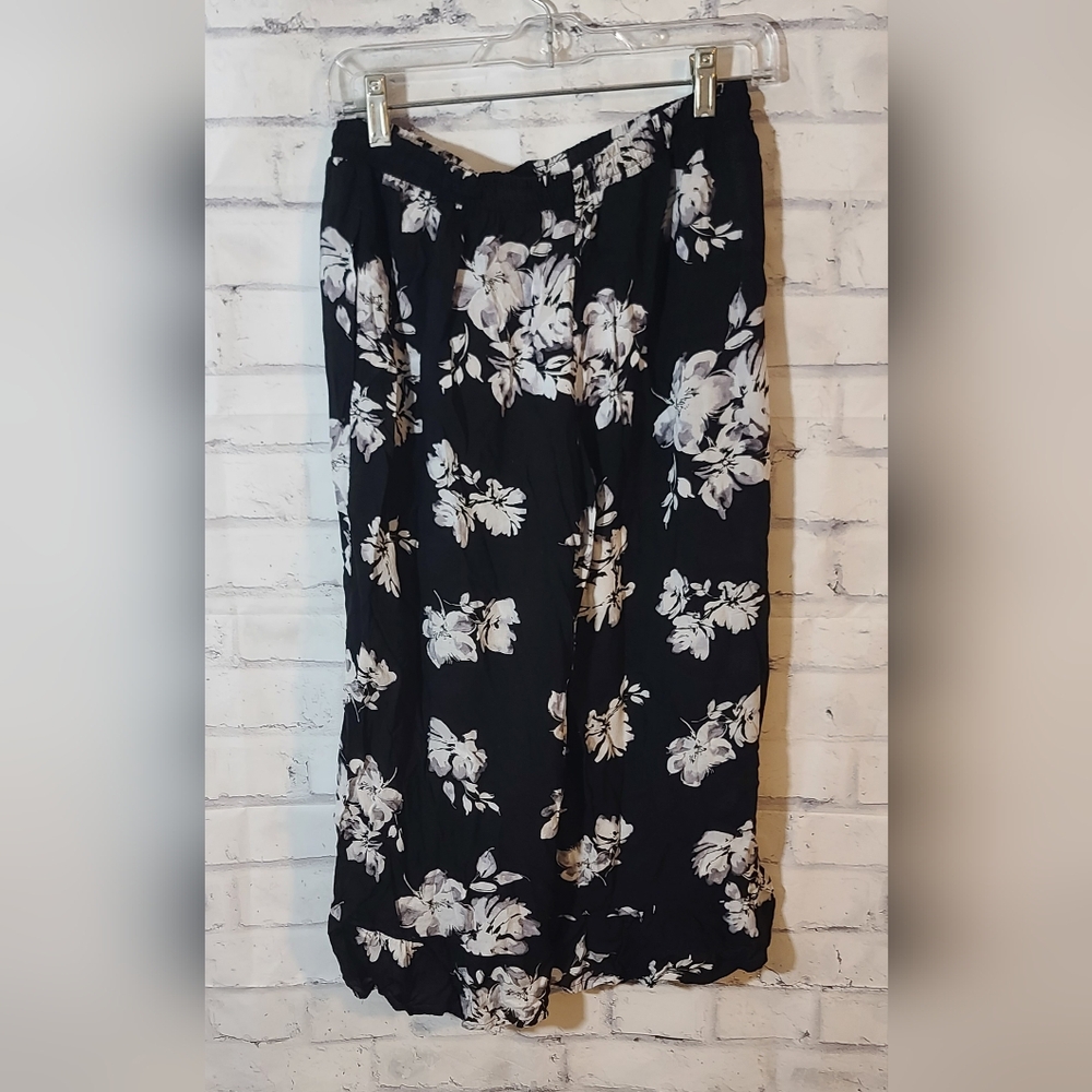 Simply Vera Floral Lightweight Capri Pants Med - Picture 4 of 5